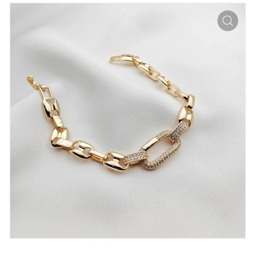 Elegant Gold Bracelet with Crystal Accents